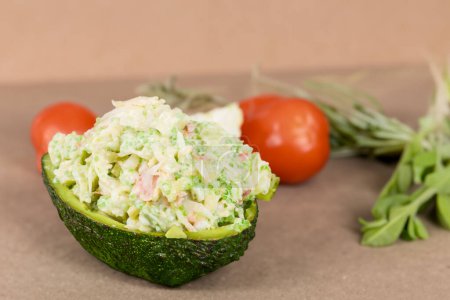 Téléchargez les photos : Salade de viande de crabe avec avocat et caviar vert - en image libre de droit