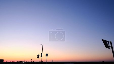 Téléchargez les photos : Beau ciel de coucher de soleil sur la côte - en image libre de droit