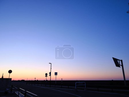 Téléchargez les photos : Beau ciel de coucher de soleil sur la côte - en image libre de droit