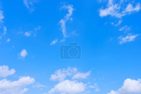 Błękitne niebo tło z kopia przestrzeń