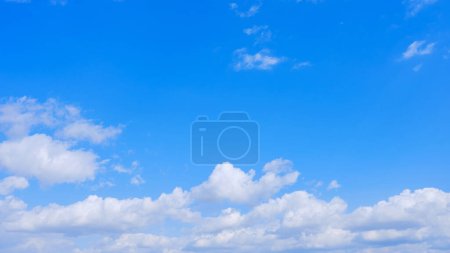 chmury na błękitnym niebie