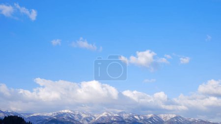 Téléchargez les photos : Un beau paysage avec un ciel bleu et des montagnes. photo de haute qualité - en image libre de droit