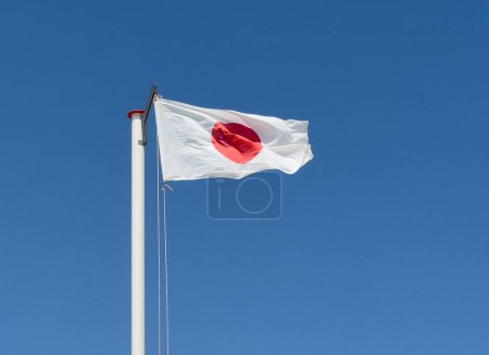 Foto de Bandera japonesa ondeando en un día soleado. Foto de alta calidad - Imagen libre de derechos