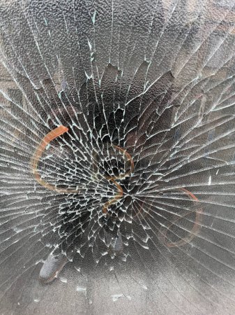 Foto de Vidrio blindado roto y astillado en el escaparate. Foto de alta calidad - Imagen libre de derechos