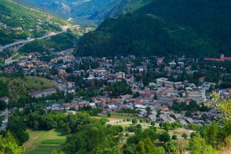 Foto de Ciudad de Bardonecchia Turín vista desde los Alpes alrededor de la ciudad. Foto de alta calidad - Imagen libre de derechos
