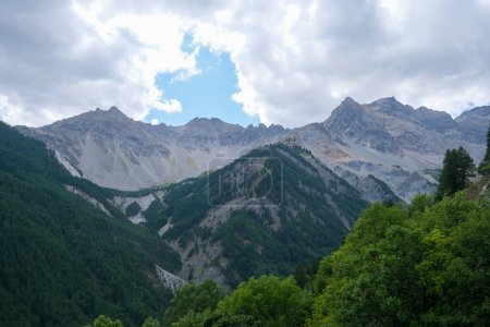 Foto de Exuberantes montañas sobre la perla Bardonecchia de los Alpes piamonteses en Val Susa. Foto de alta calidad - Imagen libre de derechos