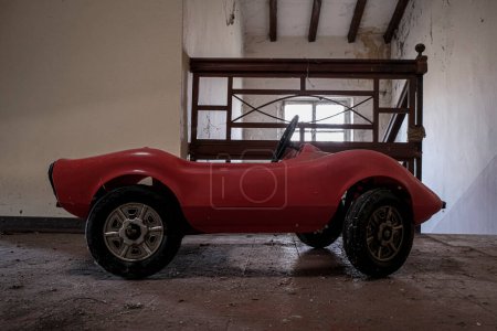 Foto de Coche de pedal de juguete en la casa abandonada. Foto de alta calidad - Imagen libre de derechos