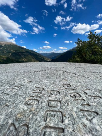 Foto de Mesa Bardonecchia en piedra orográfica con las montañas y alturas indicadas. Foto de alta calidad - Imagen libre de derechos