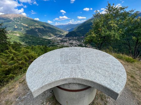 Téléchargez les photos : Table Bardonecchia en pierre orographique avec des montagnes et des hauteurs indiquées. Photo de haute qualité - en image libre de droit