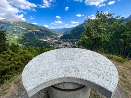 Téléchargez les photos : Table Bardonecchia en pierre orographique avec des montagnes et des hauteurs indiquées. Photo de haute qualité - en image libre de droit