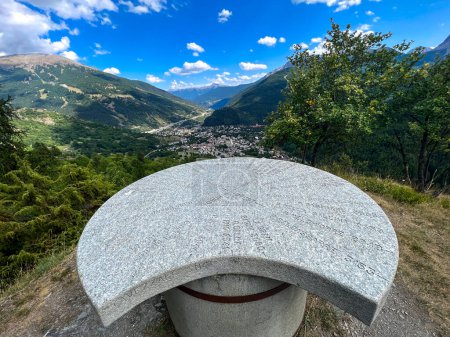 Foto de Mesa Bardonecchia en piedra orográfica con las montañas y alturas indicadas. Foto de alta calidad - Imagen libre de derechos