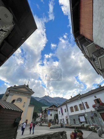 Foto de Bardonecchia pueblo alpino en Val di Susa Turín panorama del centro. Foto de alta calidad - Imagen libre de derechos