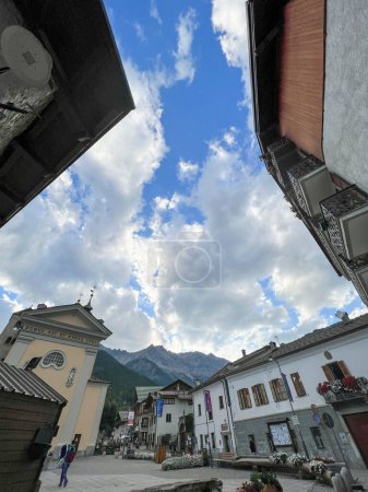 Foto de Bardonecchia pueblo alpino en Val di Susa Turín panorama del centro. Foto de alta calidad - Imagen libre de derechos