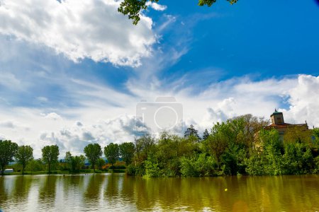 Téléchargez les photos : Baignoire Corbelli à Reggio Emilia avec ancienne villa et lac. Photo de haute qualité - en image libre de droit