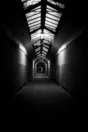 Téléchargez les photos : Dark and dark tunnel with light at the bottom. High quality photo - en image libre de droit
