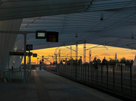 Foto de Sunset in the high speed train station in Reggio Emilia Italy. High quality photo - Imagen libre de derechos