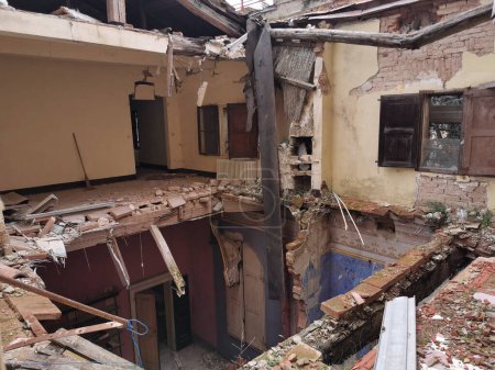 Foto de Gran casa abandonada con agujero en el suelo con escombros. Foto de alta calidad - Imagen libre de derechos