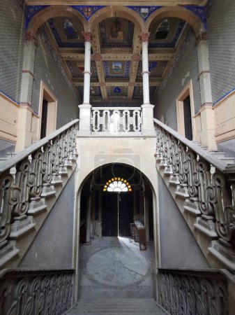 Foto de Gran casa abandonada con doble escalera de mármol. Foto de alta calidad - Imagen libre de derechos