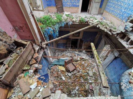 Foto de Gran casa abandonada con agujero en el suelo con escombros. Foto de alta calidad - Imagen libre de derechos