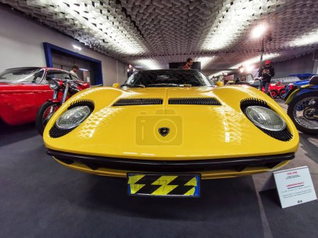 Téléchargez les photos : Modène, Italie - 2021 07 04 : Motor Valley Fest rencontre Lamborghini Miura. Photo de haute qualité - en image libre de droit