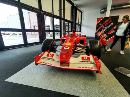 Téléchargez les photos : Modène, Italie - 2021 07 04 : Motor Valley Fest rencontre Ferrari F1 2003 Schumacher. Photo de haute qualité - en image libre de droit