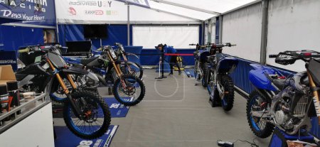 Téléchargez les photos : Trento, Italie - 2019 04 03 : Circuit de motocross MxGp de Pietramurata yamaha box. Photo de haute qualité - en image libre de droit
