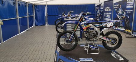 Téléchargez les photos : Trento, Italie - 2019 04 03 : Circuit de motocross MxGp de Pietramurata yamaha box. Photo de haute qualité - en image libre de droit