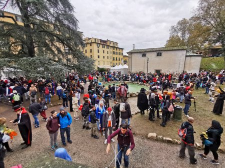 Foto de Lucca, Italia - 2018 10 31: Lucca Comics evento cosplay gratuito alrededor de la gente de la ciudad caminando por el centro de la ciudad. Foto de alta calidad - Imagen libre de derechos