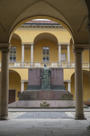 Téléchargez les photos : Pavie, Italie : 2021 01 03 statues universitaires et cour intérieure. Photo de haute qualité - en image libre de droit