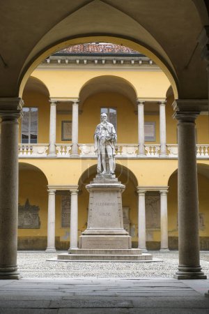 Téléchargez les photos : Pavie, Italie : 2021 01 03 statues universitaires et cour intérieure. Photo de haute qualité - en image libre de droit