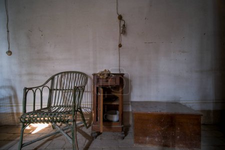 Foto de Silla de cubierta y armario en la casa abandonada. Foto de alta calidad - Imagen libre de derechos