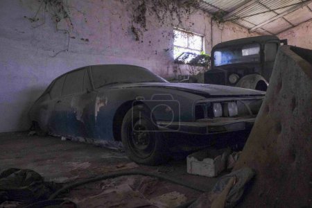 Foto de Milán, Italia: 2022 10 02 Citroen vintage car in the abandoned house. Foto de alta calidad - Imagen libre de derechos