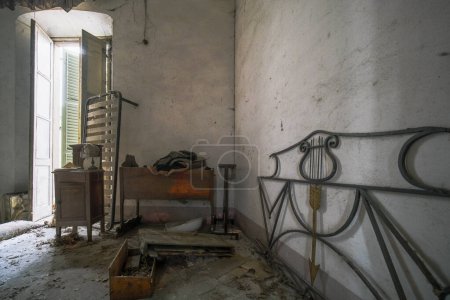 Foto de Dormitorio en gran casa abandonada. Foto de alta calidad - Imagen libre de derechos