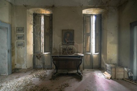 Foto de Escritorio en gran casa abandonada. Foto de alta calidad - Imagen libre de derechos