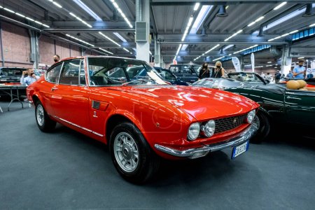 Téléchargez les photos : Modène, Italie - 2021 07 04 : Motor Valley Fest rencontre le vieux Fiat rouge. Photo de haute qualité - en image libre de droit