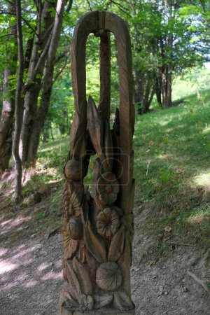 Foto de Bardonecchia, Turín, estatuas de madera tallada en el camino del bosque que corre junto al río. Foto de alta calidad - Imagen libre de derechos