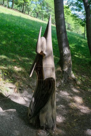 Foto de Bardonecchia, Turín, estatuas de madera tallada en el camino del bosque que corre junto al río. Foto de alta calidad - Imagen libre de derechos