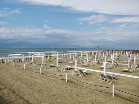 Foto de Camaiore Viareggio playa en otoño con sombrillas cerradas. Foto de alta calidad - Imagen libre de derechos