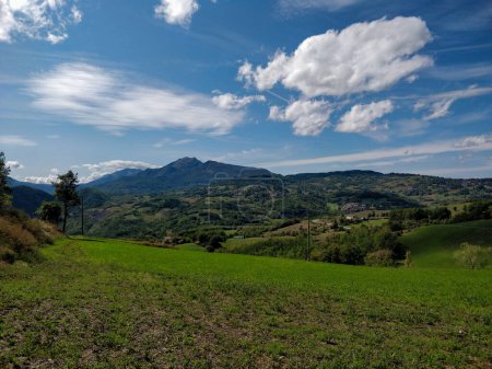 Téléchargez les photos : Panorama collines de Reggio Emilia Italie au printemps. Photo de haute qualité - en image libre de droit