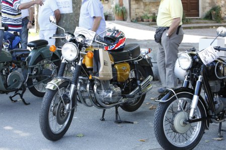 Téléchargez les photos : Bibbiano-Reggio Emilia Italie - 07 15 2015 : Rallye gratuit de voitures anciennes sur la place Honda Cb Bike. Photo de haute qualité - en image libre de droit
