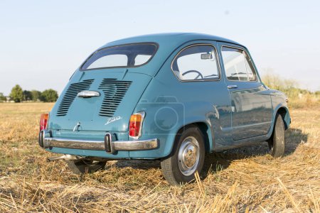 Téléchargez les photos : Reggio Emilia Italie : 2023 01 08 exemple de vieille voiture vintage Fiat 750 en papier sucré de couleur bleue par une journée ensoleillée. Photo de haute qualité - en image libre de droit