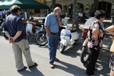 Téléchargez les photos : Bibbiano-Reggio Emilia Italie - 07 15 2015 : Rallye gratuit de voitures anciennes dans la collection de vieilles motocyclettes de la place de la ville. Photo de haute qualité - en image libre de droit