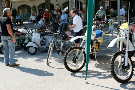 Téléchargez les photos : Bibbiano-Reggio Emilia Italie - 07 15 2015 : Rallye gratuit de voitures anciennes dans la collection de vieilles motocyclettes de la place de la ville. Photo de haute qualité - en image libre de droit