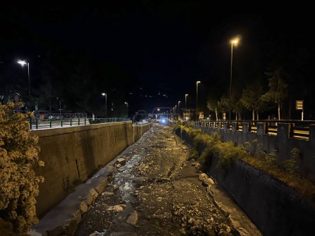 Foto de Bardonecchia Canal de Turín del río Dora que pasa a través de la foto de la noche de la ciudad. Foto de alta calidad - Imagen libre de derechos