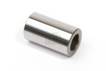 Ein Metallzylinder mit hohlem Zentrum, aus Edelstahl, Nickel, Aluminium oder Titan. Häufig in Haushaltsgeräten, Autoteilen oder Gasanwendungen verwendet. Positioniert auf weißem Hintergrund