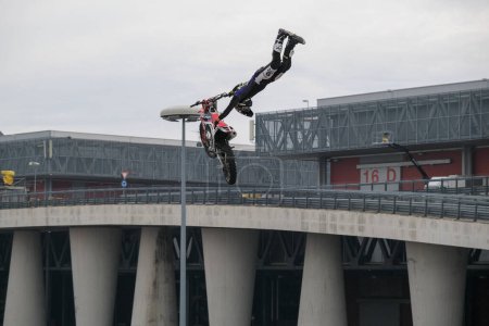 Téléchargez les photos : Milan, Italie - 2023 11 23 : Eicma Milano Bike Expo sauts et figures de motocross freestyle. Photo de haute qualité - en image libre de droit