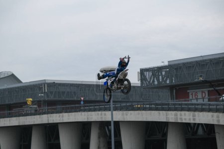 Téléchargez les photos : Milan, Italie - 2023 11 23 : Eicma Milano Bike Expo sauts et figures de motocross freestyle. Photo de haute qualité - en image libre de droit