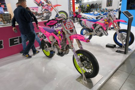 Téléchargez les photos : Milan, Italie - 2023 11 23 : Eicma Milano Bike Expo TM Moto Pink Kevin Vandi. Photo de haute qualité - en image libre de droit