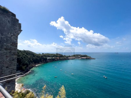 Golfo de Lerici en Italia con barcos amarrados en verano. Foto de alta calidad