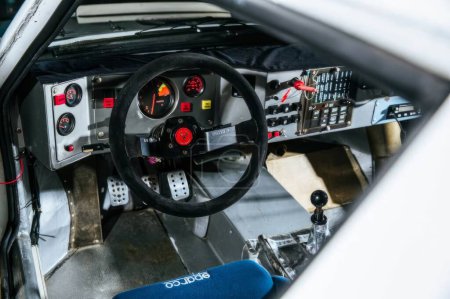 Foto de Interior del coche de carreras Lancia Delta Abarth S4 rally con volante e instrumentos. Foto de alta calidad - Imagen libre de derechos